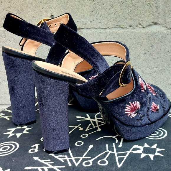 Elegant Black Embroidered Heels - Picture 6 of 15